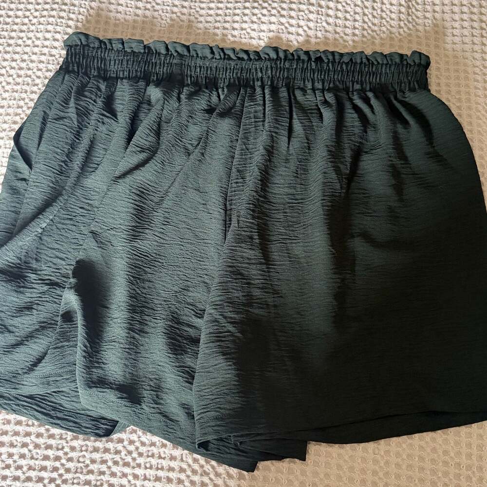SHOWMALL Black Textured Elastic Waist Casual Shorts/0050 - Picture 2 of 6